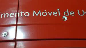 Ambulância ficou com a marca dos disparos na lataria | Cortesia