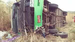 Imagem Ônibus com romeiros capota e duas pessoas morrem no Ceará
