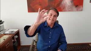 Imagem Bolsonaro publica vídeo tomando hidroxicloroquina e se diz melhor da Covid-19
