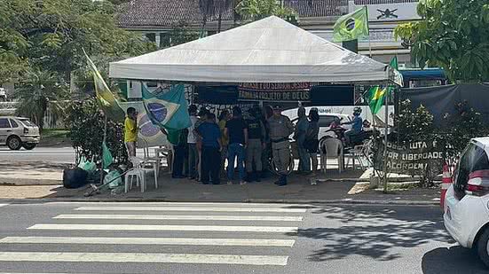 Gerenciamento de Crises da PM está no local dialogando com manifestantes | Foto: Karine Santos/ Cortesia ao TNH1