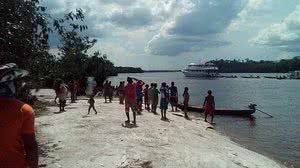 Índios observam barco de pesca da empresa Amazon Sport Fishing, dentro da Terra Indígena Jurubaxi-Téa (AM) | Divulgação