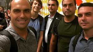 Bolsonaro e os quatro filhos | Reprodução/Internet
