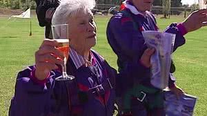 A australiana Clare Nowland, então com 80 anos, comemora aniversário saltando de pára-quedas | Reprodução / ABC News