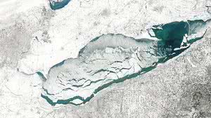 Imagem de satélite da Administração Nacional Oceânica e Atmosférica dos EUA mostra a rachadura no gelo no Lago Erie (06.02.2022) | NOAA