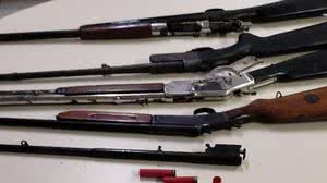 Imagem Três espingardas e um rifle são apreendidos na cidade de Rio Largo; suspeito é preso