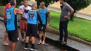 Paulo José Arronenzi preso ainda na cena do crime. Ele é acusado de matar a juíza Viviane Vieira do Amaral, sua ex-esposa | Reprodução