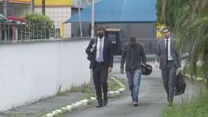 Motorista Kaique Faustino Reis chegando ao 51º DP para prestar depoimento | Foto: Reprodução / TV Globo