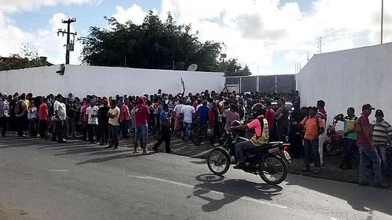 Aglomeração começou ainda na madrugada | TV Pajuçara / Mailson Franklin