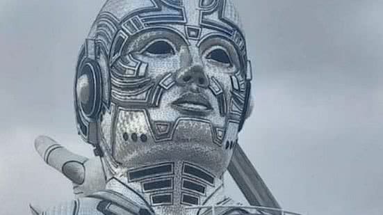 A alegoria simula um robô com antenas e um globo atrás | Foto: Reprodução