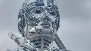 A alegoria simula um robô com antenas e um globo atrás | Foto: Reprodução