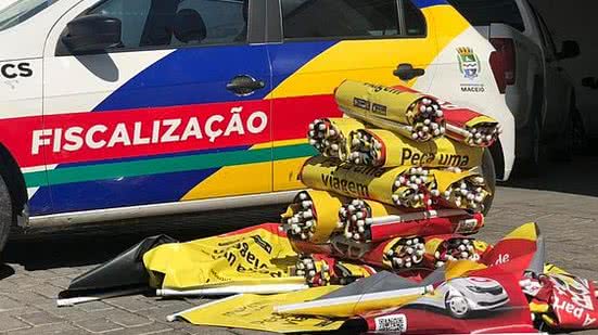 Anúncios sem autorização para estarem em áreas públicas, recolhidos pelos fiscais da Semscs | Patrick Fernando
