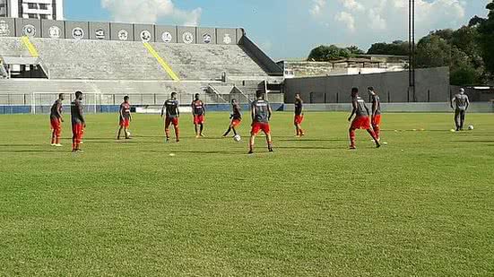 Roberto Fernandes busca alternativas para substituir o atacante Willians Santana, suspenso após expulsão | Divulgação / CRB