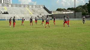 Roberto Fernandes busca alternativas para substituir o atacante Willians Santana, suspenso após expulsão | Divulgação / CRB