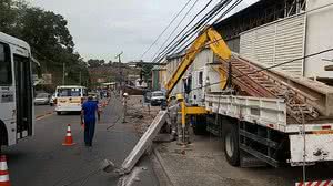 Acidente derrubou poste na Avenida Leste Oeste | Janilton Silva / TV Pajuçara