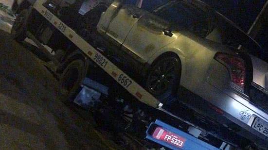 Carro pegou fogo após desviar de animal e colidir comgelo baiano | Reprodução