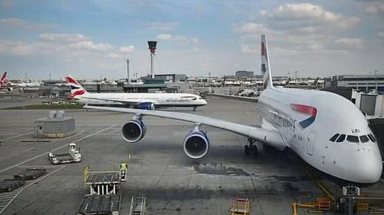 Abastecer aviões com combustível extra ajuda a evitar o custo mais alto deste insumo em seu destino | Reprodução/BBC Brasil