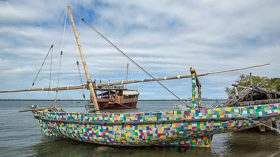 Barco construído totalmente com resíduos de plástico reciclado encontrados na praia da ilha de Lamu, costa norte do Quênia | Abdalla Barghash/EFE/Direitos reservados