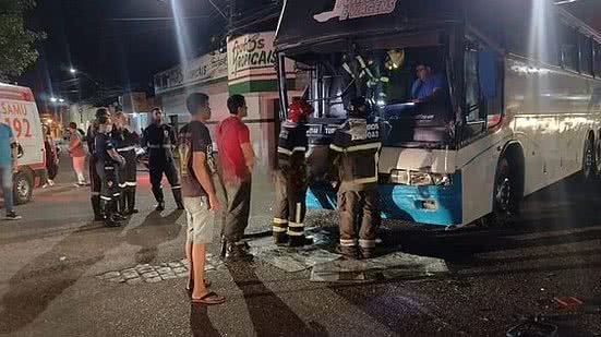 Motorista ficou ferido e foi levado a hospital | Foto: Reprodução / Já é Notícia