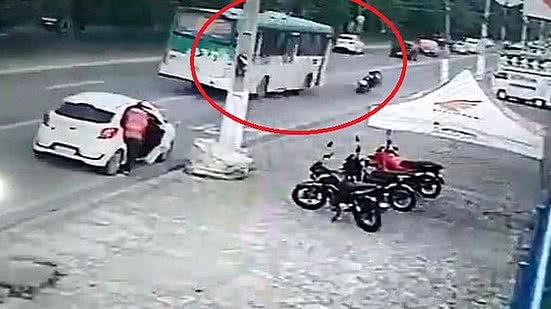 Imagem Motociclista bate em ônibus e é arremessado em poste na Durval de Góes Monteiro; veja vídeo