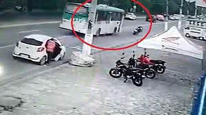Imagem Motociclista bate em ônibus e é arremessado em poste na Durval de Góes Monteiro; veja vídeo