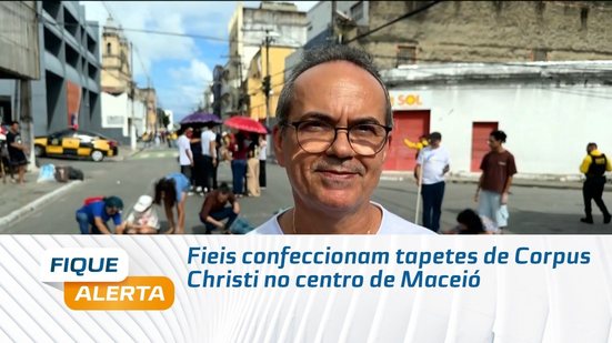 Fieis confeccionam tapetes de Corpus Christi no centro de Maceió