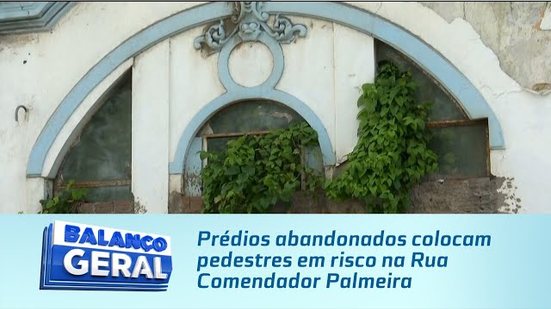 Prédios abandonados colocam pedestres em risco na Rua Comendador Palmeira