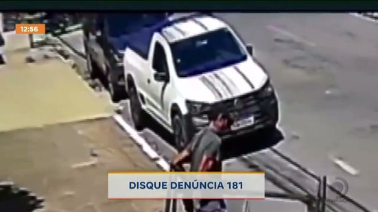 Homem é flagrado furtando andaimes no Farol