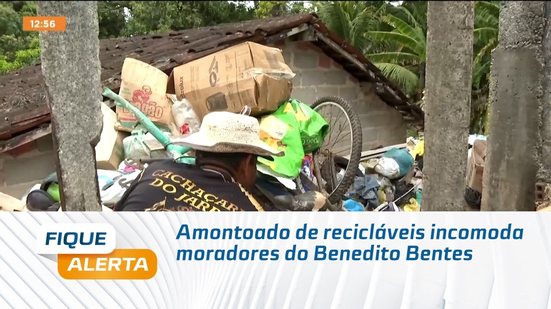 Amontoado de recicláveis incomoda moradores do Benedito Bentes