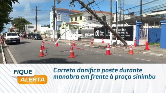 Carreta danifica poste durante manobra em frente à praça sinimbu