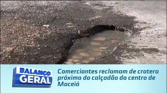 Comerciantes reclamam de cratera próxima do calçadão do centro de Maceió