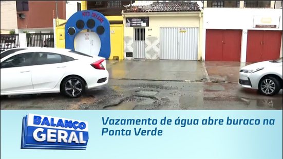 Vazamento de água abre buraco na Ponta Verde
