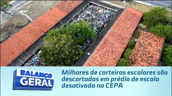 Milhares de carteiras escolares são descartadas em prédio de escola desativada no CEPA