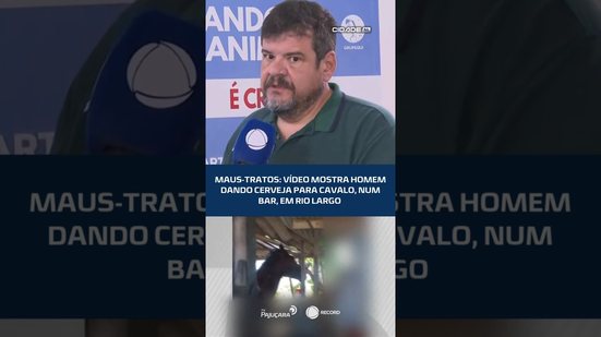 Maus-tratos: vídeo mostra homem dando cerveja para cavalo, num bar, em rio largo #CidadeAL
