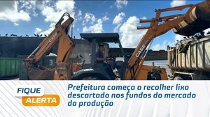 Prefeitura começa a recolher lixo descartado nos fundos do mercado da produção