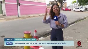 Desperdício de água limpa: Hidrante volta a vazar no centro de Maceió