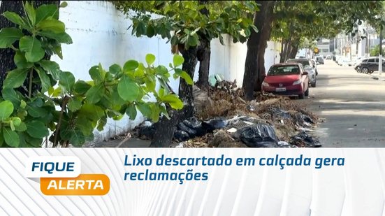 Lixo descartado em calçada gera reclamações
