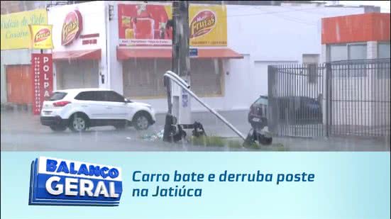 Carro bate e derruba poste na Jatiúca