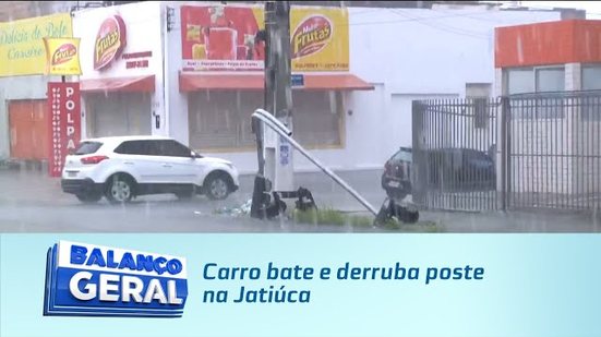 Carro bate e derruba poste na Jatiúca