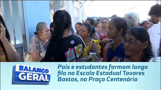 Pais e estudantes formam longa fila na Escola Estadual Tavares Bastos, na Praça Centenário