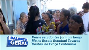 Pais e estudantes formam longa fila na Escola Estadual Tavares Bastos, na Praça Centenário