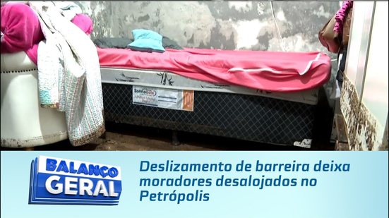 Deslizamento de barreira deixa moradores desalojados no Petrópolis