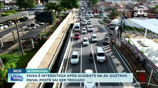 Faixa é interditada após acidente na Av. Gustavo Paiva; poste vai ser trocado