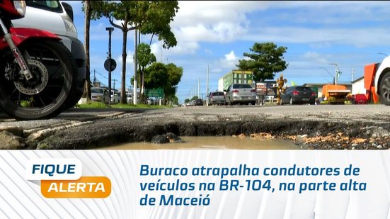 Buraco atrapalha condutores de veículos na BR-104, na parte alta de Maceió