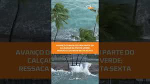 #FiqueAlerta | 🚨 Ressaca do mar causa estragos no calçadão da Ponta Verde em Maceió