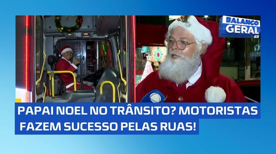 Motoristas vestidos de Papai Noel fazem sucesso pelas ruas de Maceió