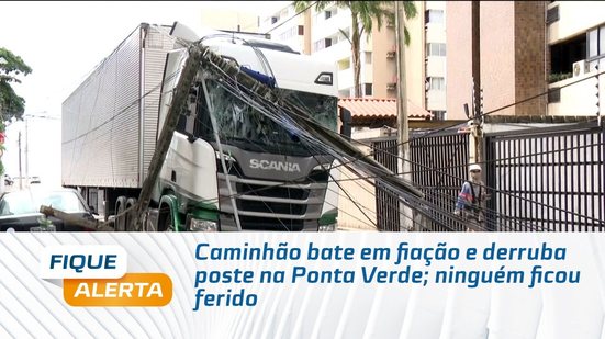 Caminhão bate em fiação e derruba poste na Ponta Verde; ninguém ficou ferido
