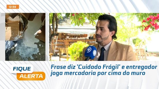 Frase diz 'Cuidado Frágil' e entregador joga mercadoria por cima do muro