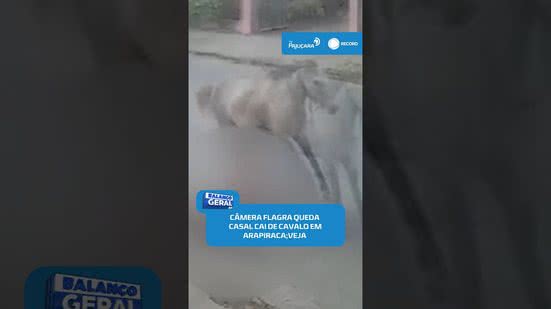 😱Câmera flagra momento em que homem e mulher caem de cavalo em Arapiraca #BalançoGeralAL