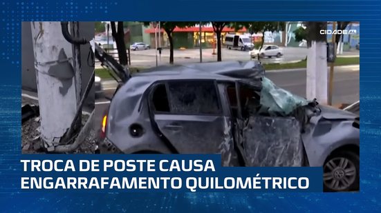 Carro bate em poste e fica completamente destruído; motorista foi levado ao hospital