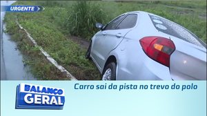 Carro sai da pista no trevo do polo